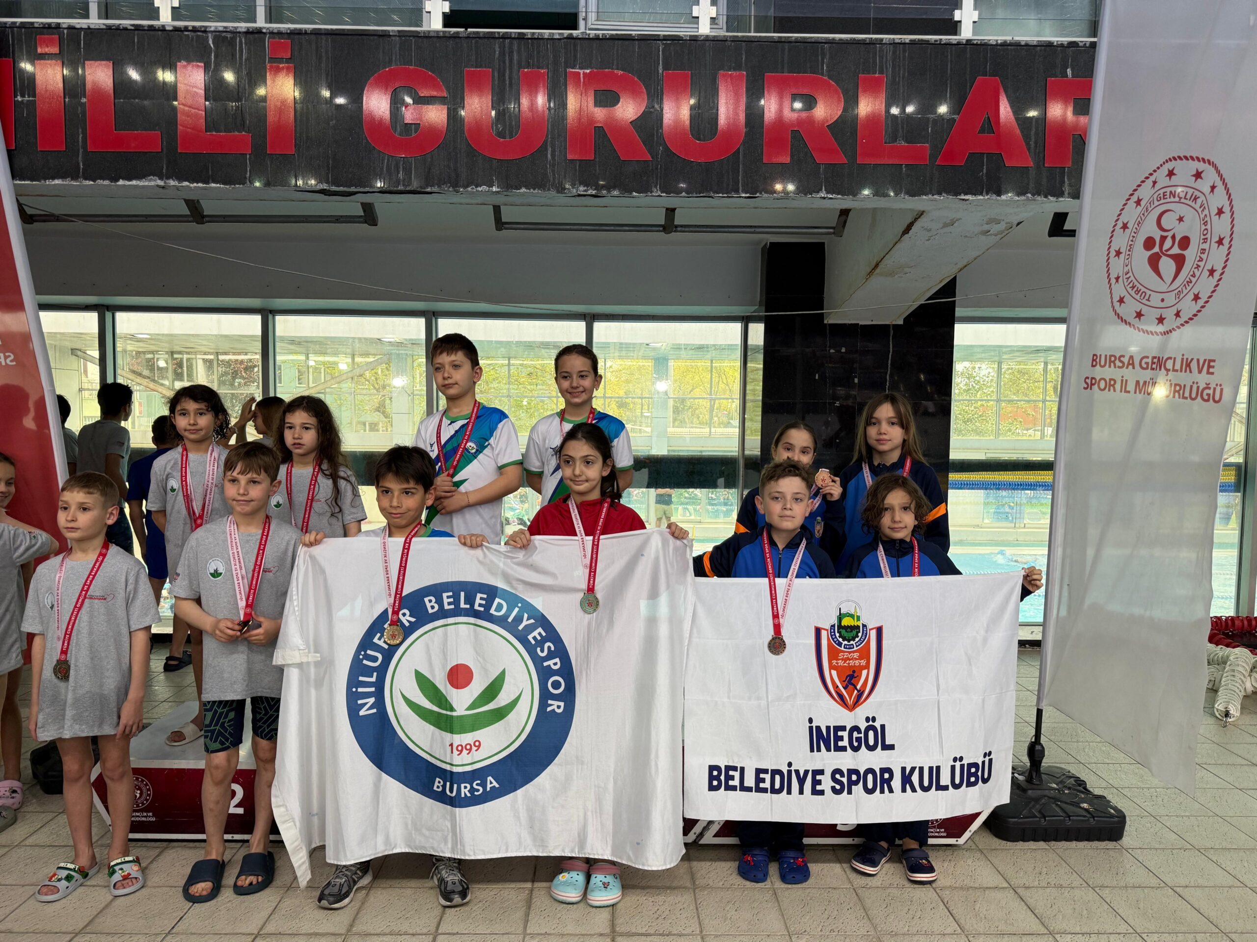 İnegöl Belediyespor yüzme takımı, Bursa’daki 23 Nisan yarışlarında 18 madalya