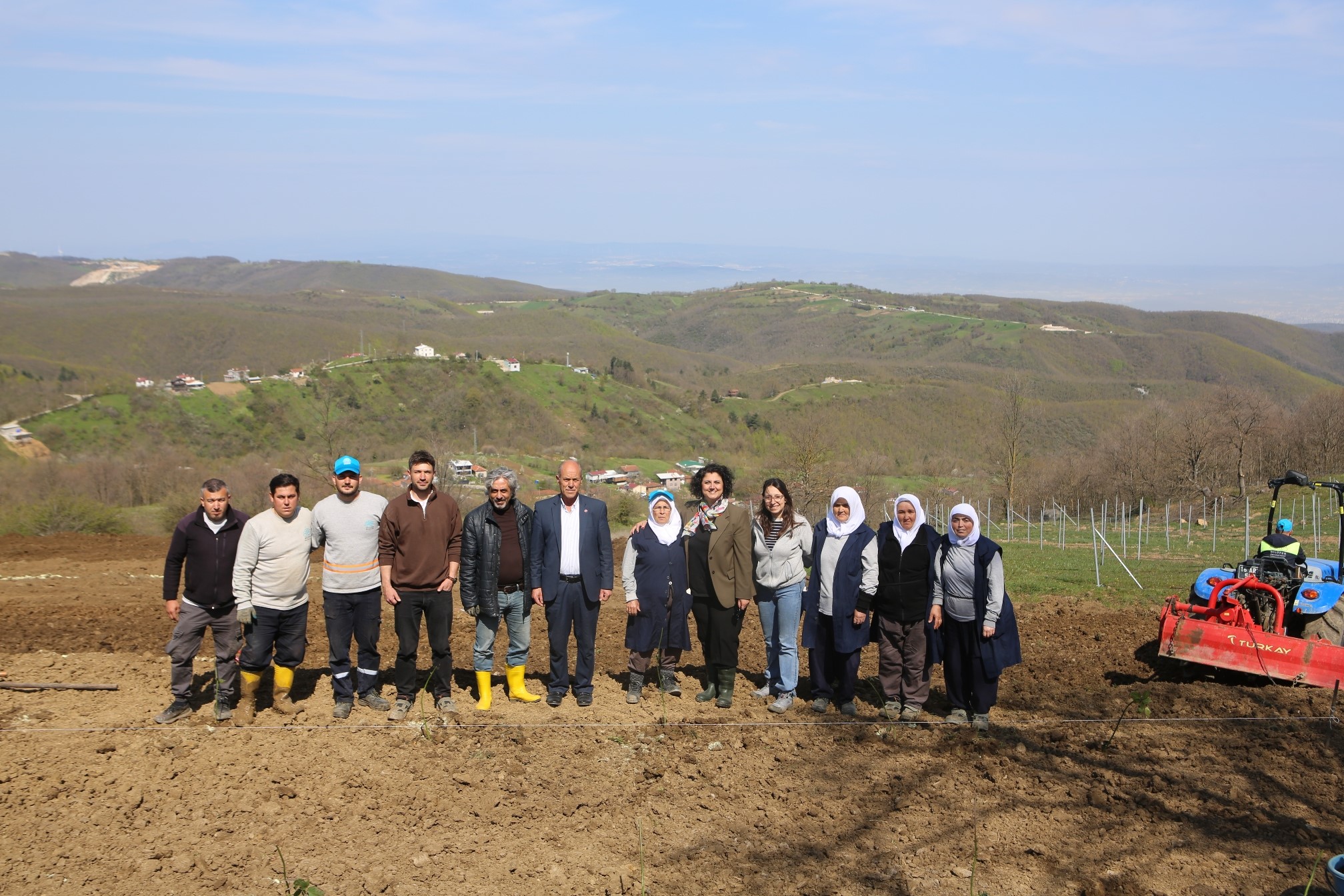 Nilüfer Belediyesi, Kadriye Mahallesi’nde 400 böğürtlen fidanı dikerek alternatif tarıma