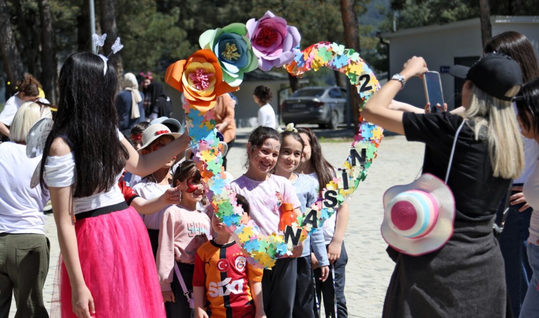 Bursa’da 23 Nisan etkinliğinde çocuklar patili dostlarla bir araya geldi,
