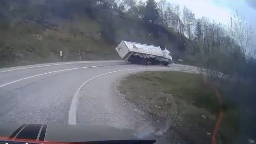 İnegöl’de su yüklü tırın devrildiği kazada sürücü yaralandı, kaza anı