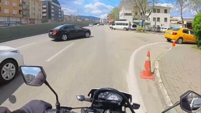 Bursa’da bir anda sağa kıran otomobil, motosikleti fark etmeyince kaza