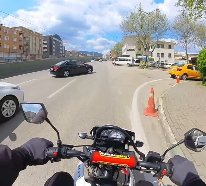 Bursa’da bir anda sağa kıran otomobil, motosikleti fark etmeyince kaza
