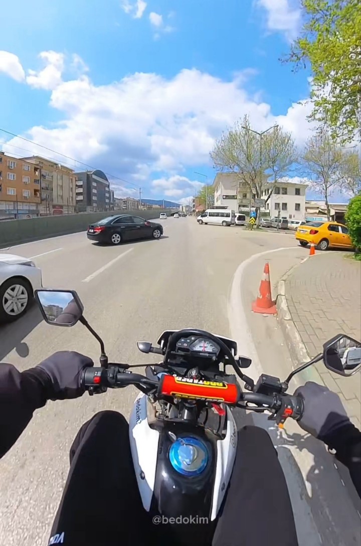 Bursa’da bir anda sağa kıran otomobil, motosikleti fark etmeyince kaza