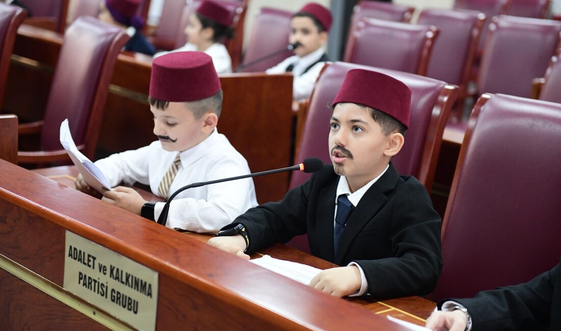 Kestel’de 23 Nisan etkinliğinde öğrenciler Türkiye Büyük Millet Meclis’inin açılışını