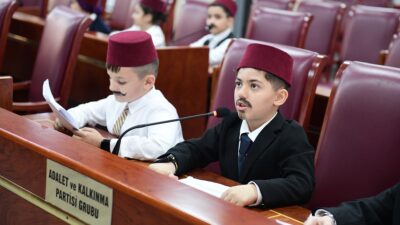 Kestel’de 23 Nisan etkinliğinde öğrenciler Türkiye Büyük Millet Meclis’inin açılışını