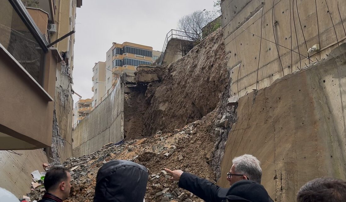 Mudanya’da yağış sonrası istinat duvarı çöktü. 2 daire zarar gördü,