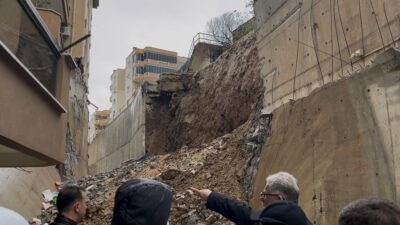 Mudanya’da yağış sonrası istinat duvarı çöktü. 2 daire zarar gördü,