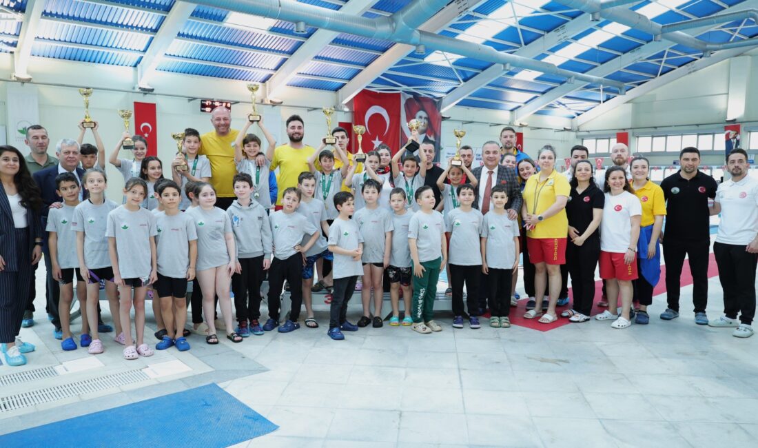 Osmangazi’de düzenlenen yüzme şenliğinde minik sporcular hem yarıştı hem bayram