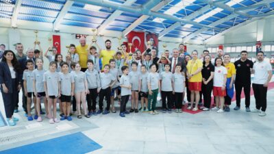 Osmangazi’de düzenlenen yüzme şenliğinde minik sporcular hem yarıştı hem bayram