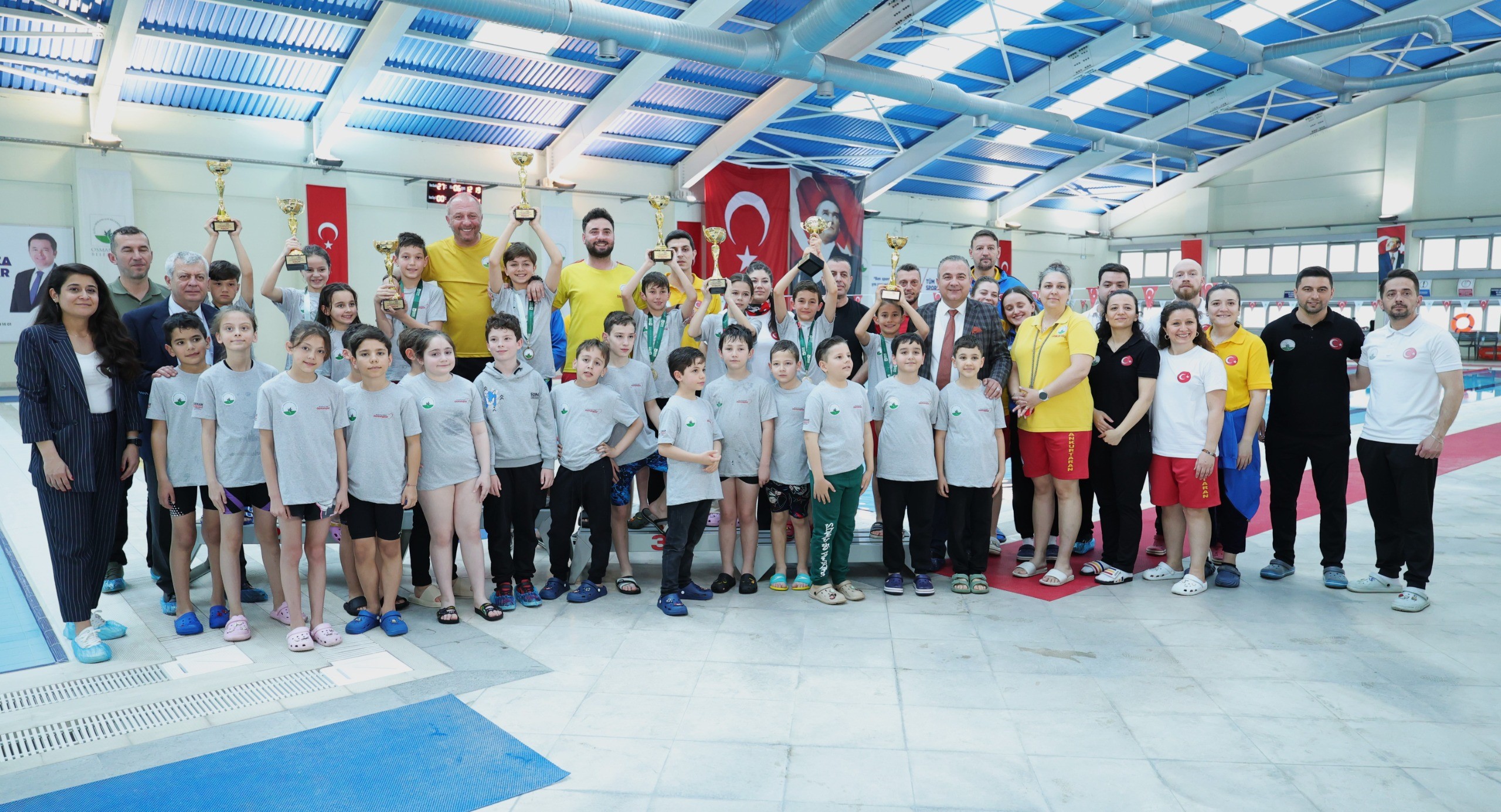 Osmangazi’de düzenlenen yüzme şenliğinde minik sporcular hem yarıştı hem bayram