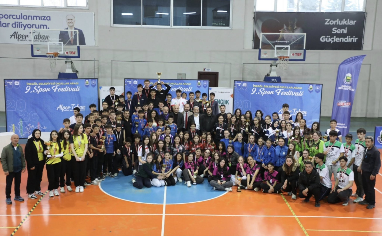 İnegöl’de düzenlenen Okullar Arası Spor Festivali’nde atletizm yarışları büyük heyecana