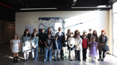 Nilüferli çocukların hayal gücüyle hazırladığı seramik pano, Altınşehir Gençlik Merkezi’nin