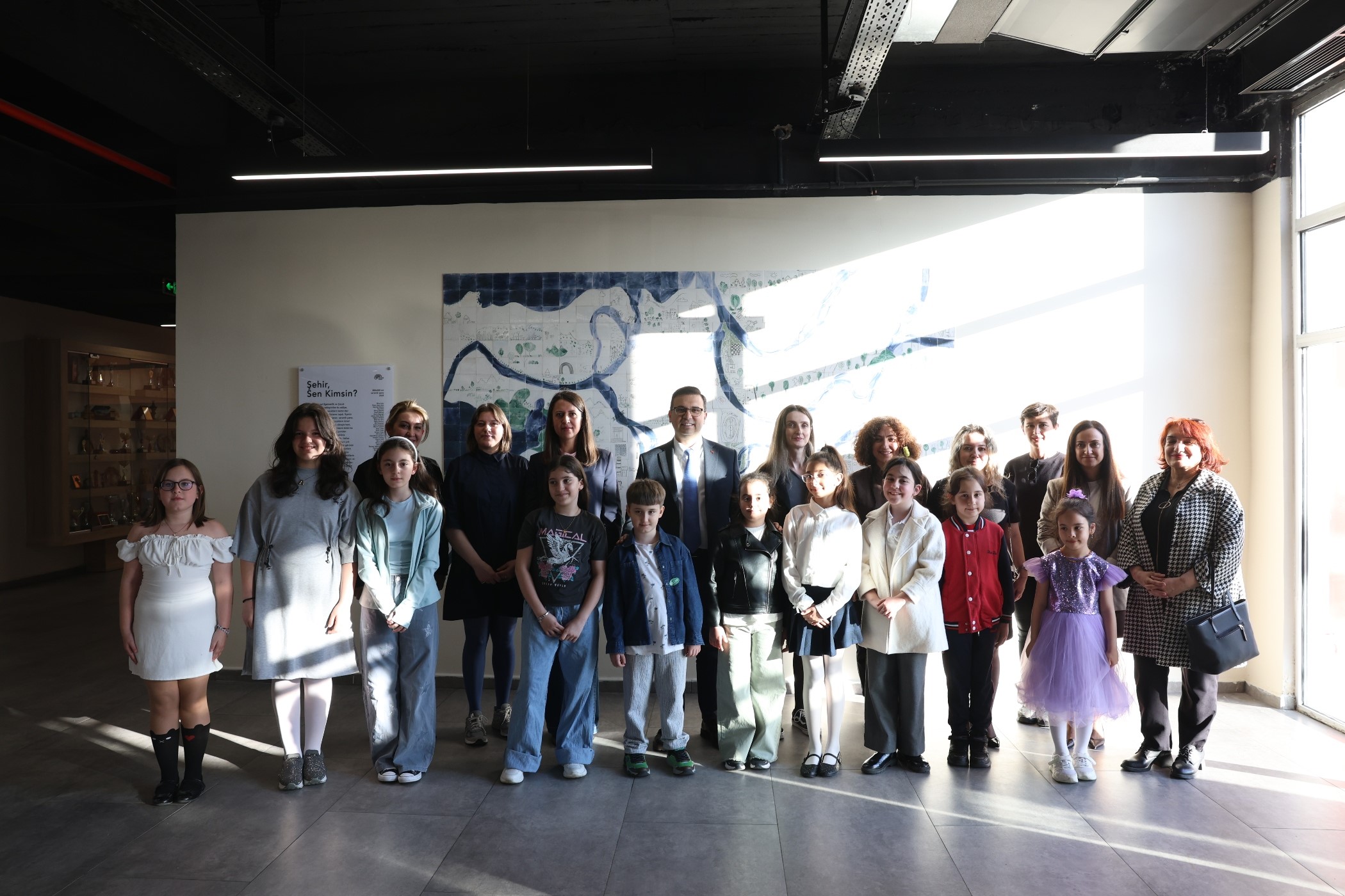 Nilüferli çocukların hayal gücüyle hazırladığı seramik pano, Altınşehir Gençlik Merkezi’nin