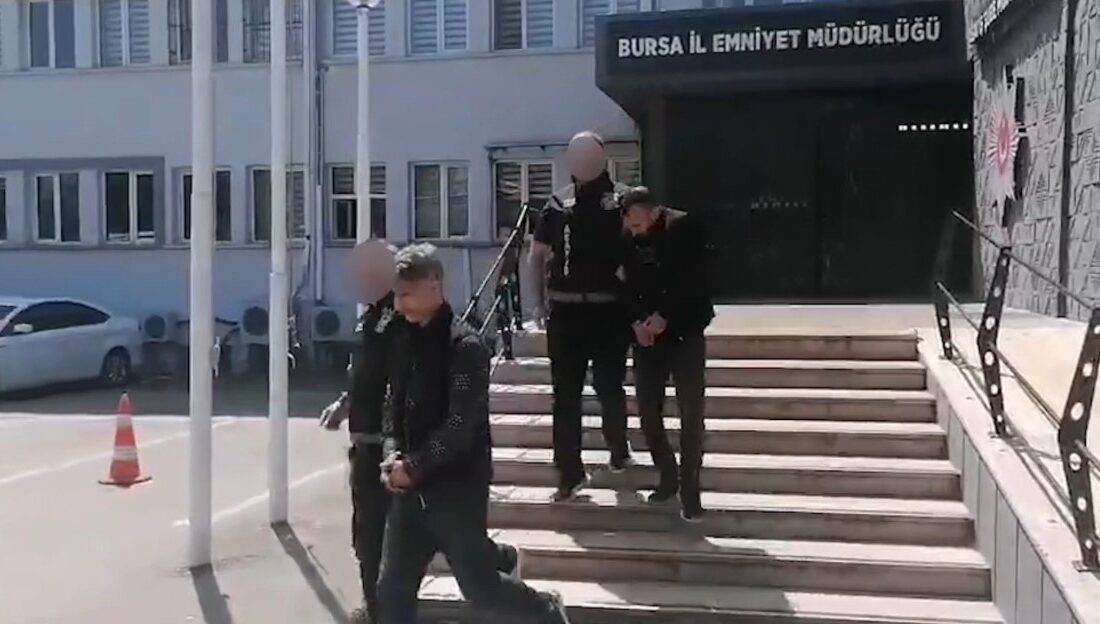 Bursa’da kontak üzerinde anahtarı bırakılan kargo aracını çalan 2 şüpheli,