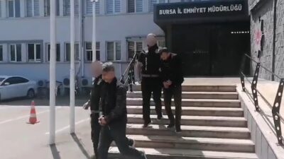Bursa’da kontak üzerinde anahtarı bırakılan kargo aracını çalan 2 şüpheli,