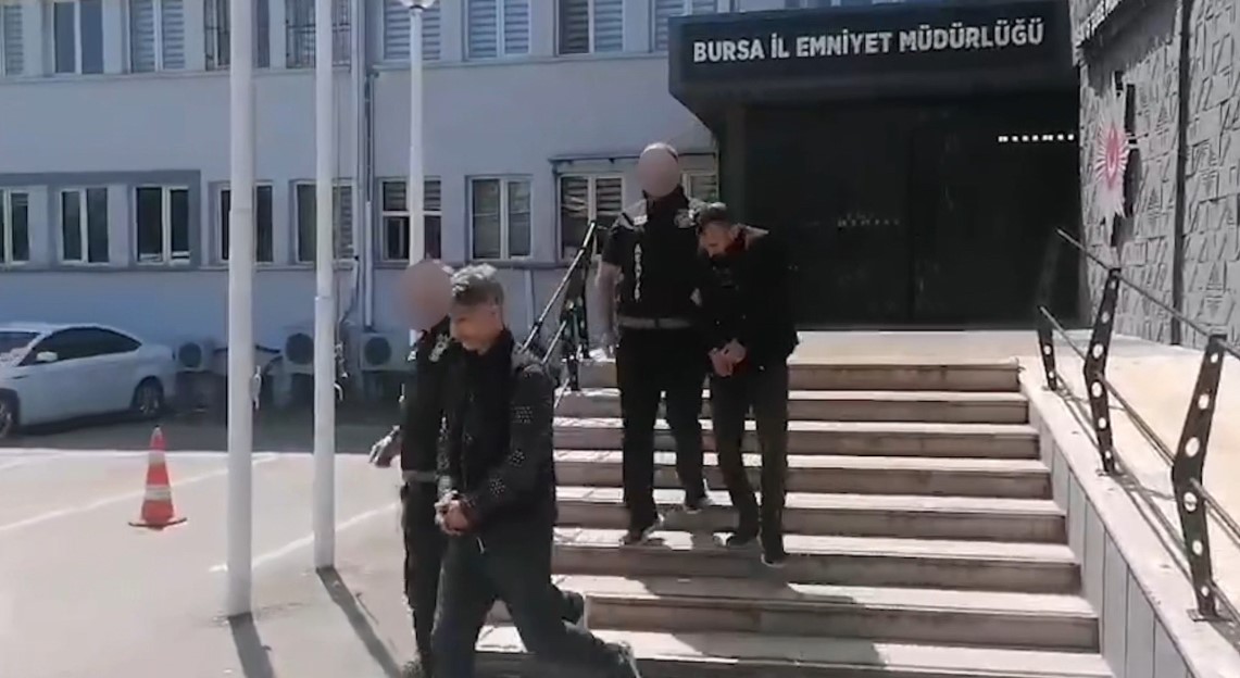 Bursa’da kontak üzerinde anahtarı bırakılan kargo aracını çalan 2 şüpheli,