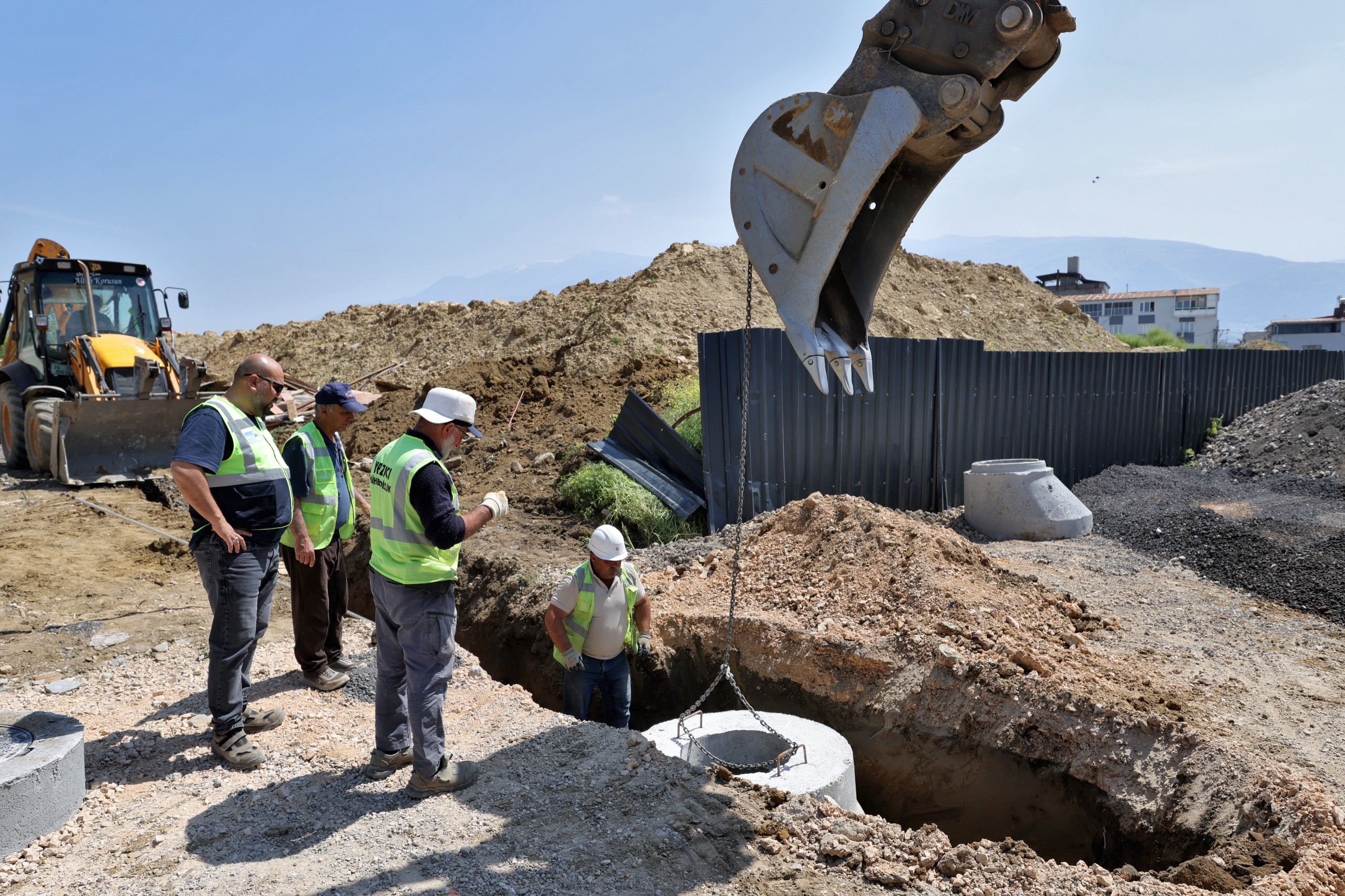 Bursa’da altyapı yatırımları hız kesmeden sürüyor. Küçükbalıklı Mahallesi’nde kanalizasyon ve