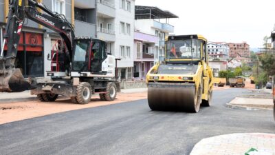 Osmangazi’de üstyapı çalışmaları hız kesmiyor. Hamitler’de hem tretuvar hem asfalt