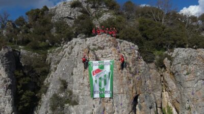 Gürsu’da gerçekleştirilen tatbikat sonrası kurtarma ekipleri zirvede Bursaspor bayrağı açtı.