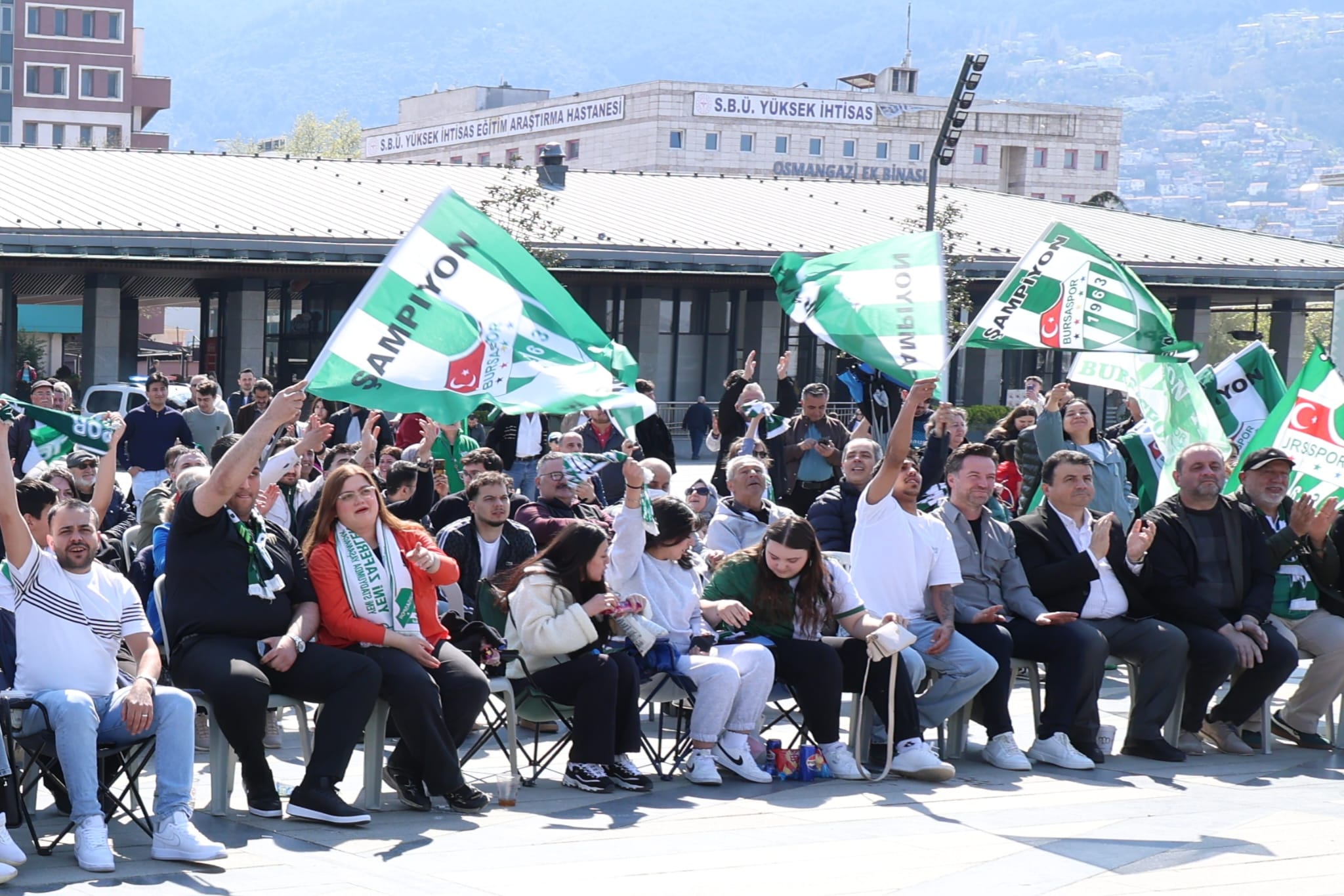 Meydan yeşil beyaza döndü… 1 Bursam Medya -