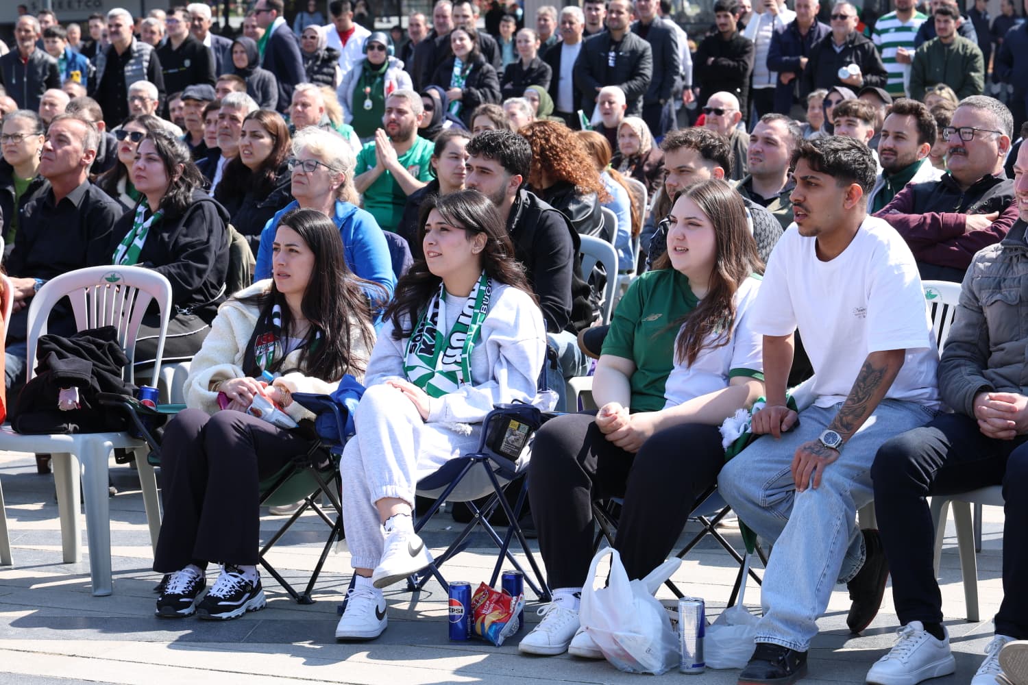 Meydan yeşil beyaza döndü… 2 Bursam Medya -
