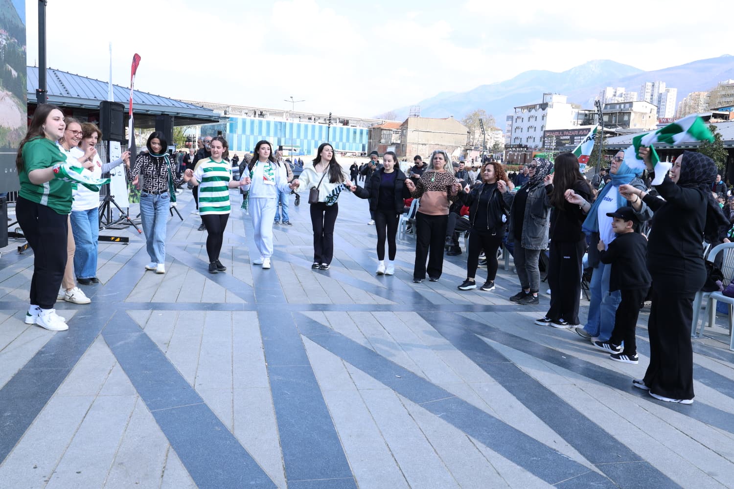 Meydan yeşil beyaza döndü… 3 Bursam Medya -