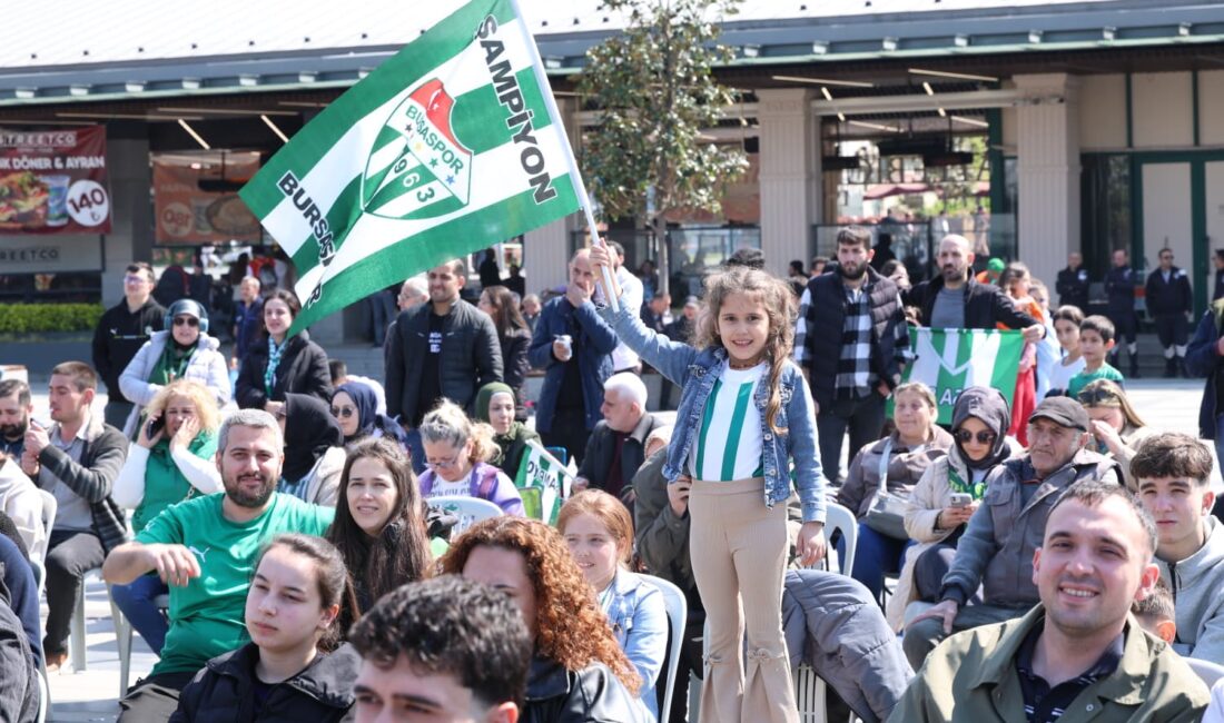 Bursaspor’un galibiyeti Osmangazi Meydanı’nda dev ekranda izlendi, taraftar büyük coşku