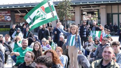 Bursaspor’un galibiyeti Osmangazi Meydanı’nda dev ekranda izlendi, taraftar büyük coşku