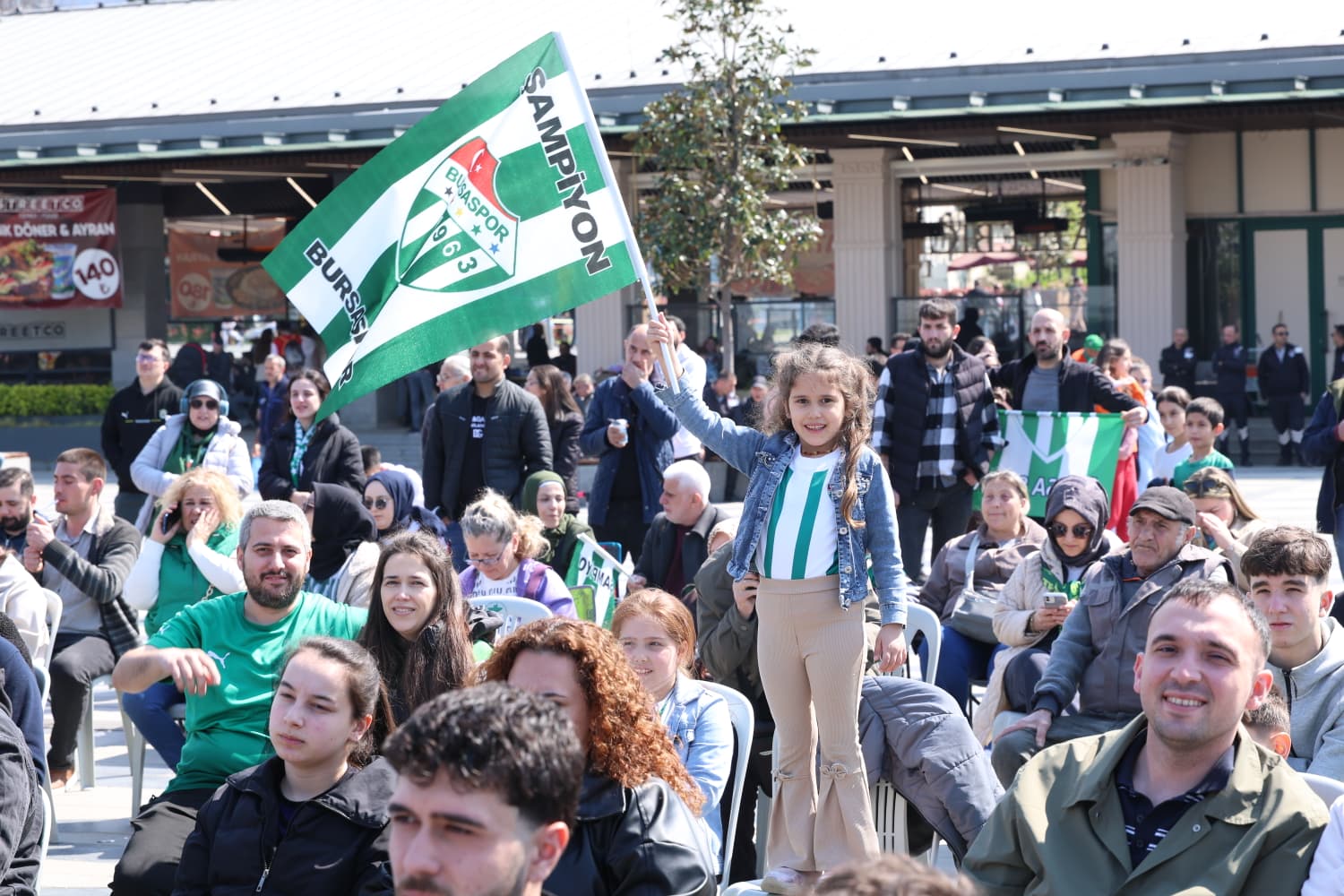 Bursaspor’un galibiyeti Osmangazi Meydanı’nda dev ekranda izlendi, taraftar büyük coşku