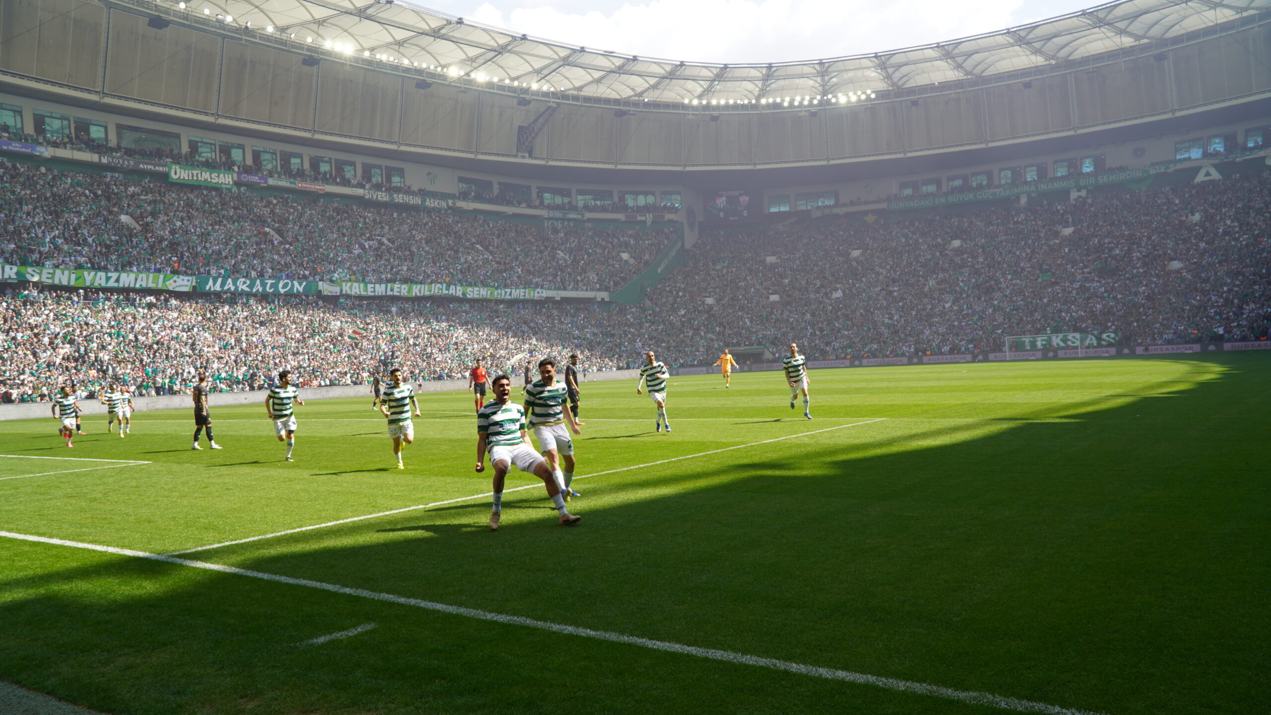 Bursaspor Somaspor'u 5-1 yenerek ligin bitimine 1 hafta kala şampiyonluğunu