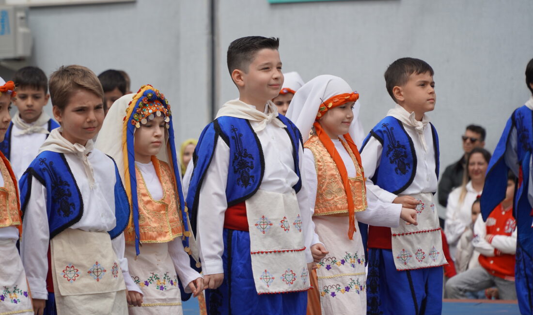 Nilüfer’de ilkokul öğrencilerinin 23 Nisan gösterisi izleyen ailelere unutulmaz anlar