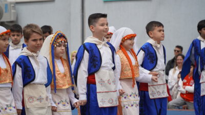 Nilüfer’de ilkokul öğrencilerinin 23 Nisan gösterisi izleyen ailelere unutulmaz anlar