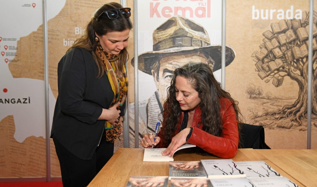 Bursa Kitap Fuarı’nda Nilüfer Açıkalın, Osmangazi standında düzenlenen imza gününde