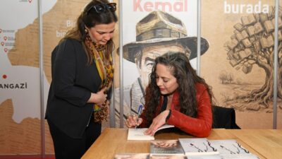 Bursa Kitap Fuarı’nda Nilüfer Açıkalın, Osmangazi standında düzenlenen imza gününde