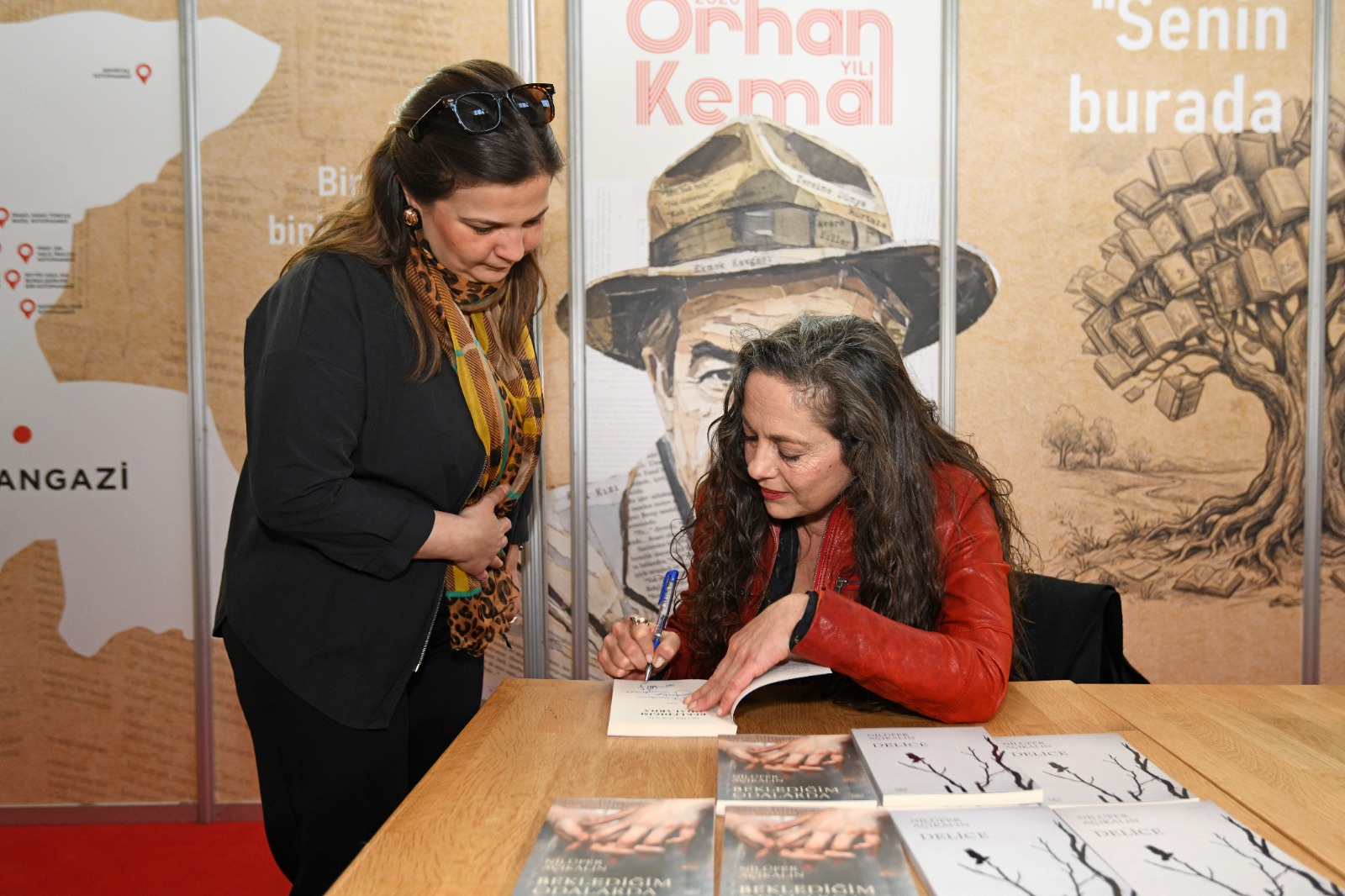 Bursa Kitap Fuarı’nda Nilüfer Açıkalın, Osmangazi standında düzenlenen imza gününde