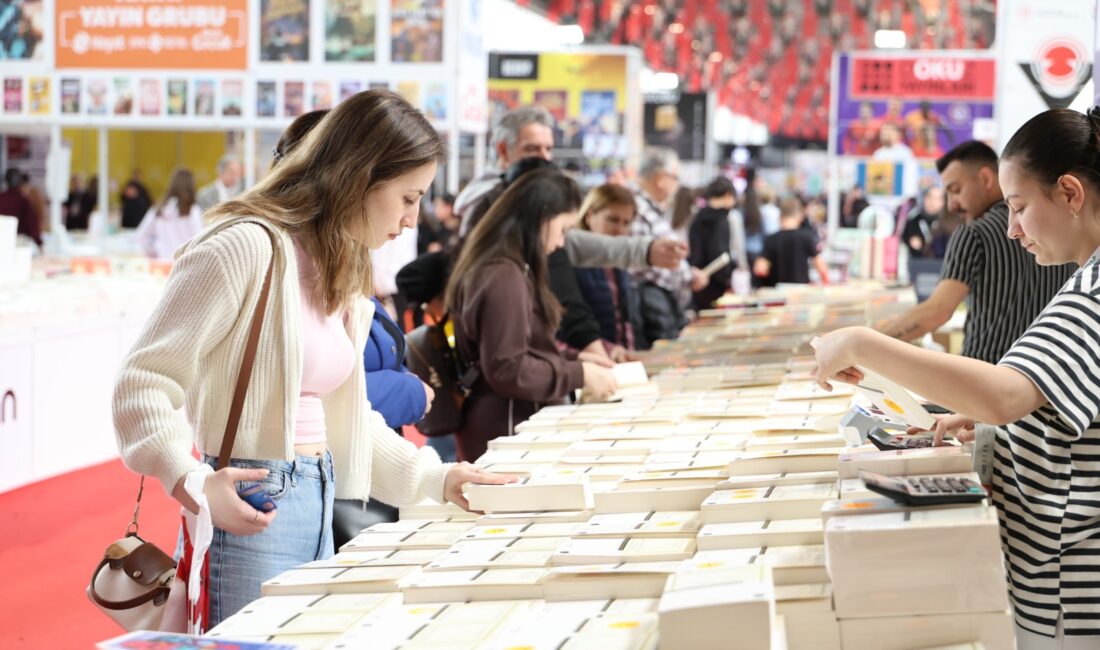 TÜYAP Kitap Fuarı’nda Cezmi Ersöz, Osmangazi standında okurlarıyla buluştu.
