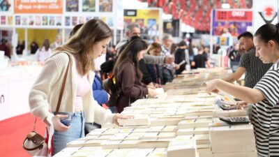 TÜYAP Kitap Fuarı’nda Cezmi Ersöz, Osmangazi standında okurlarıyla buluştu.

