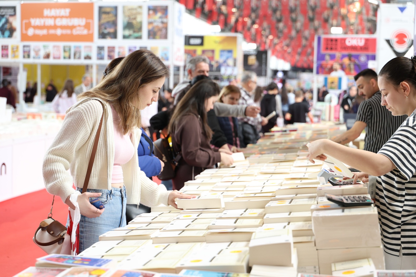 TÜYAP Kitap Fuarı’nda Cezmi Ersöz, Osmangazi standında okurlarıyla buluştu.

