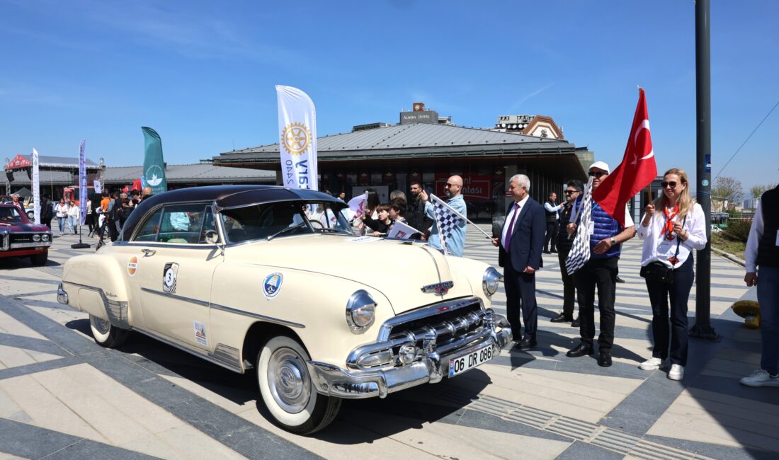 Osmangazi’de düzenlenen 13. Klasik Otomobil Turu, hem görsel şölen sundu