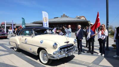 Osmangazi’de düzenlenen 13. Klasik Otomobil Turu, hem görsel şölen sundu