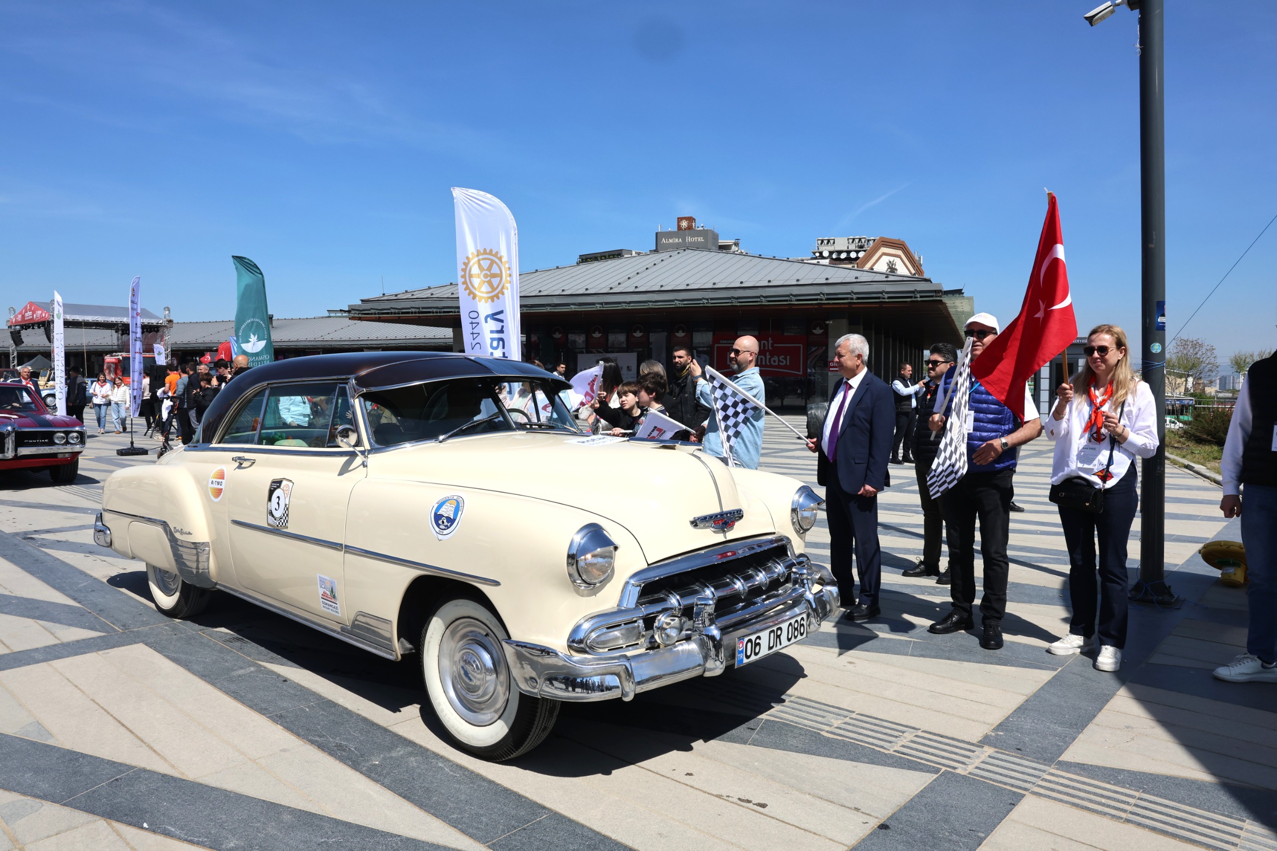 Osmangazi’de düzenlenen 13. Klasik Otomobil Turu, hem görsel şölen sundu