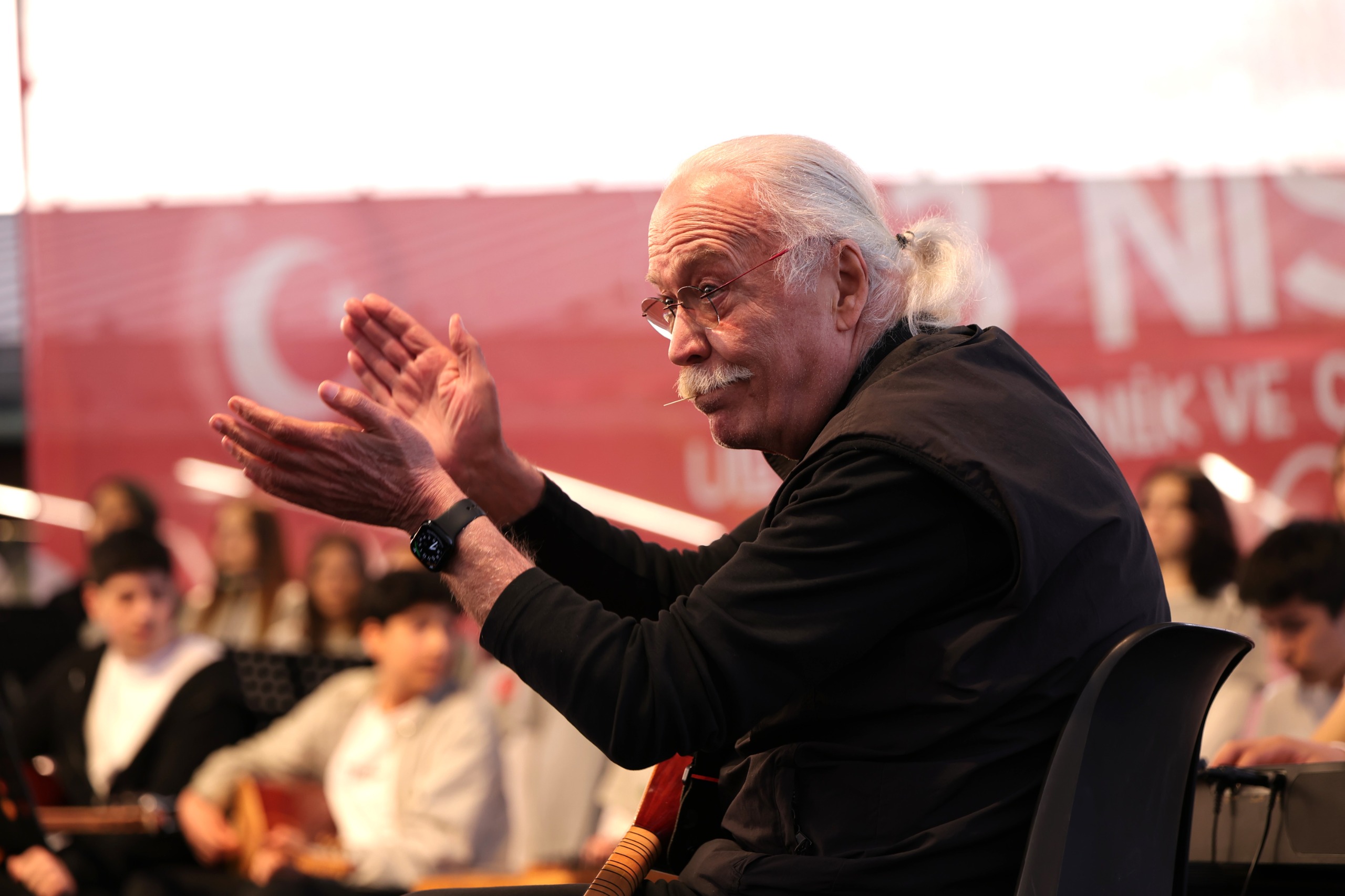 Usta sanatçı Cahit Berkay, Osmangazi’de gençlerle aynı sahneyi paylaşarak 23