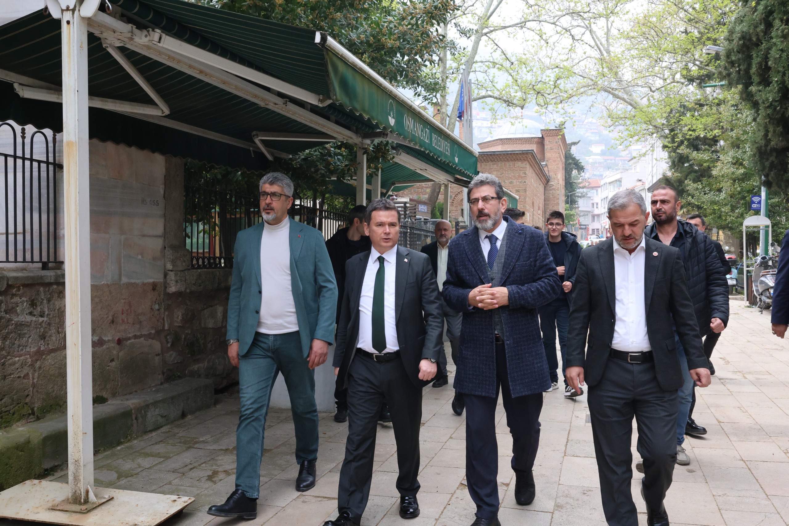 Osmangazi Belediye Başkanı Erkan Aydın, Muradiye Mahallesi’nde vatandaşlarla bir araya