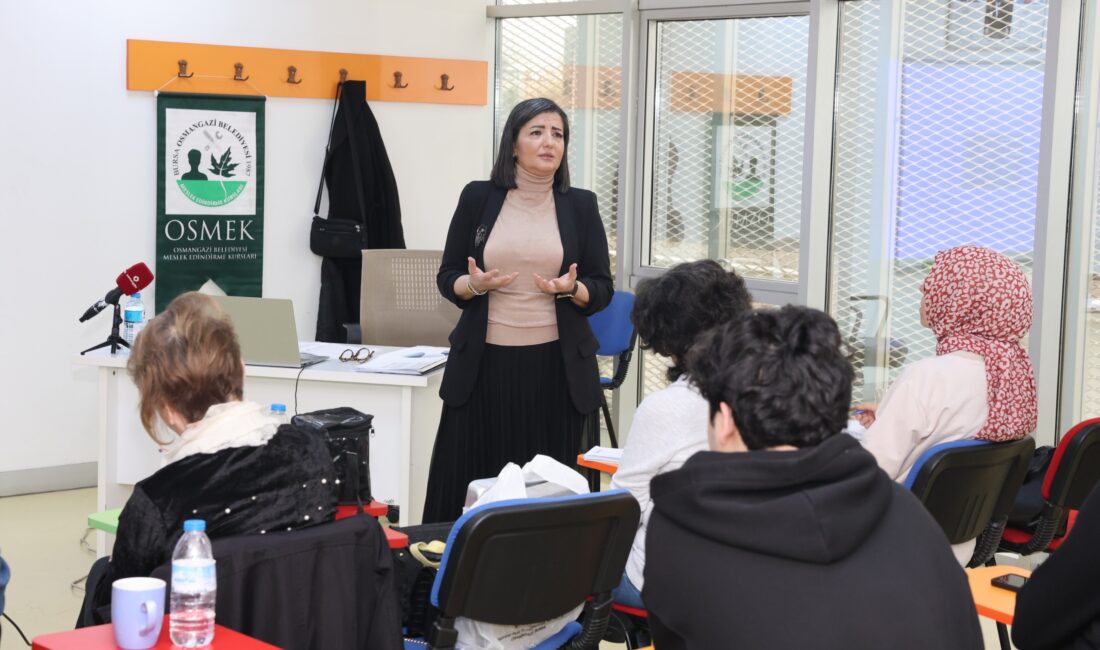Osmangazi’de düzenlenen girişimcilik eğitimleriyle kursiyerler kendi işlerini kurmaya hazırlanıyor.