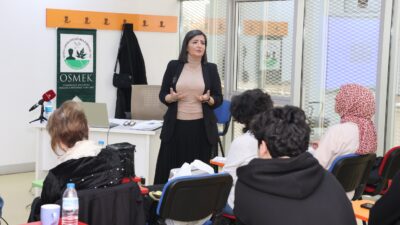 Osmangazi’de düzenlenen girişimcilik eğitimleriyle kursiyerler kendi işlerini kurmaya hazırlanıyor.