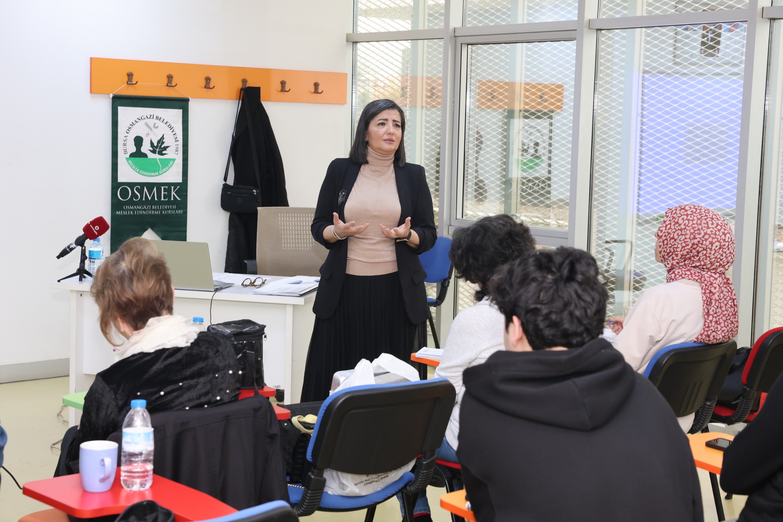 Osmangazi’de düzenlenen girişimcilik eğitimleriyle kursiyerler kendi işlerini kurmaya hazırlanıyor.