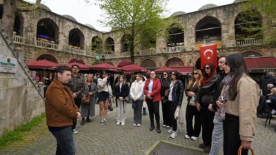 Osmangazi Belediyesi’nin düzenlediği gastronomi turunda öğrenciler, Bursa’nın coğrafi işaretli lezzetlerini