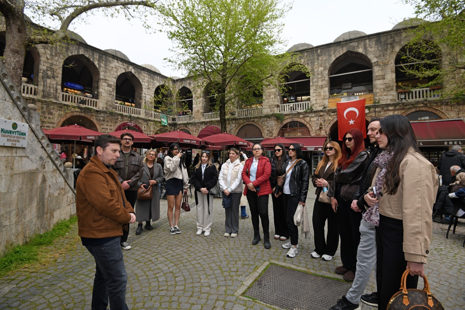 Osmangazi Belediyesi’nin düzenlediği gastronomi turunda öğrenciler, Bursa’nın coğrafi işaretli lezzetlerini
