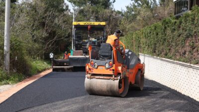 Osmangazi’de yürütülen asfaltlama çalışmalarıyla ulaşım daha konforlu hale getiriliyor.