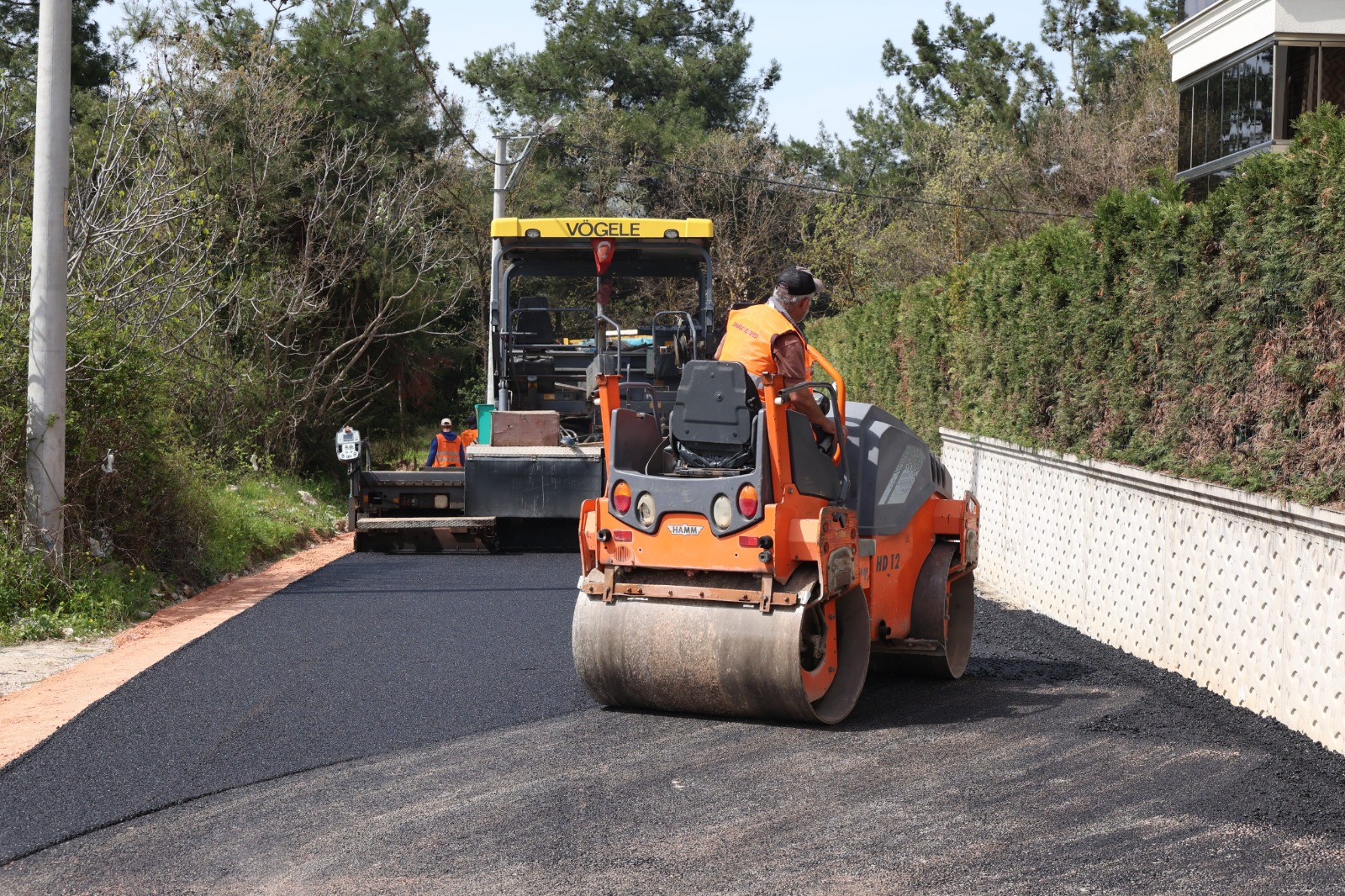 Osmangazi’de yürütülen asfaltlama çalışmalarıyla ulaşım daha konforlu hale getiriliyor.